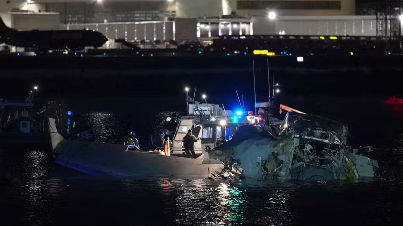 Colisão entre avião e helicóptero mata 64 pessoas nos EUA