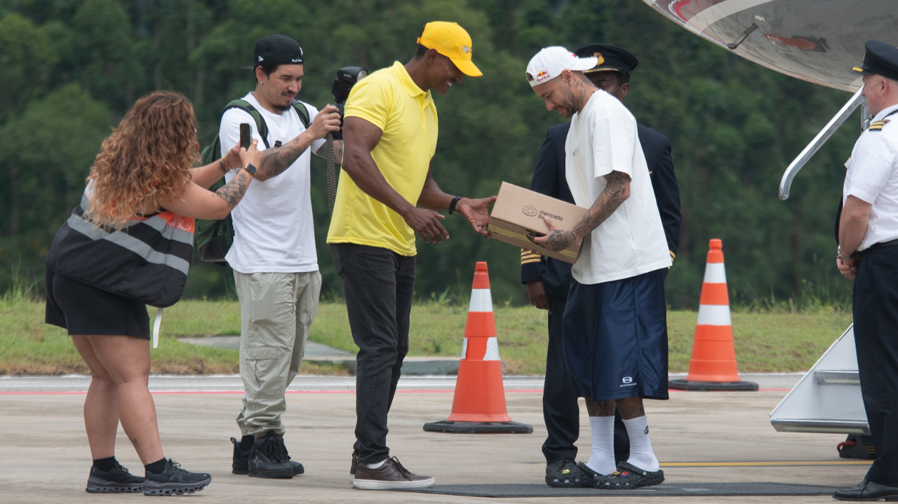 ”O melhor tá voltando”: Mercado Livre entrega chuteiras do Neymar Jr. antes mesmo de ele pisar em solo brasileiro