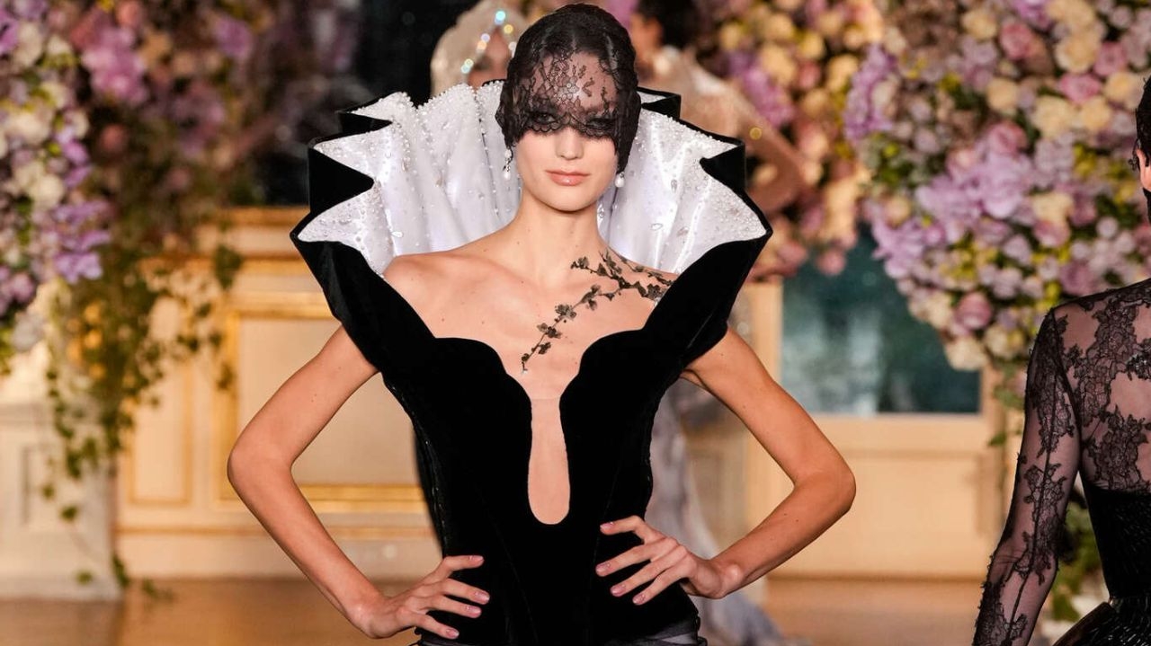 Miss Sohee apresenta coleção luxuosa na Semana de Alta-Costura de Paris