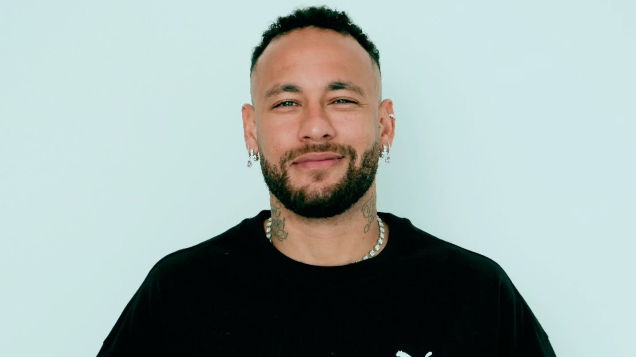 Desembarque de Neymar no Brasil agita torcedores em aeroporto