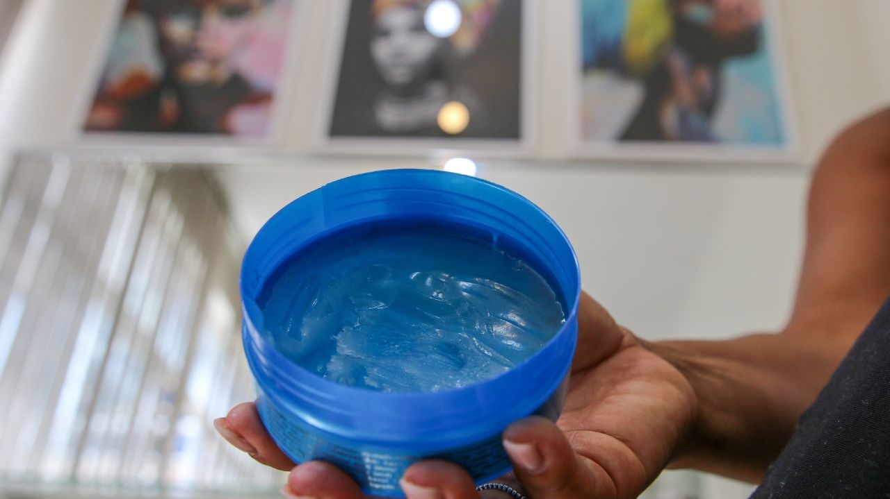 Proximidade do Carnaval faz aumentar alerta sobre os riscos do uso de pomadas modeladoras