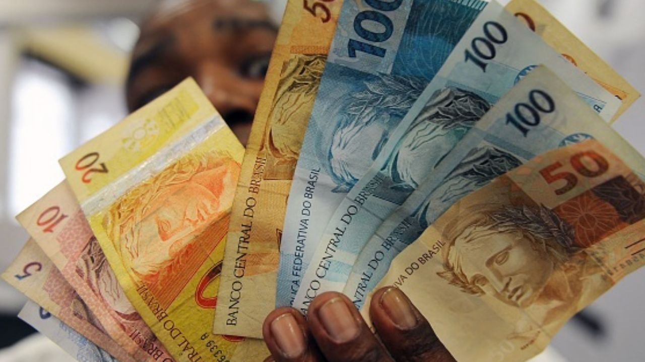 Salário mínimo tem reajuste feito e entra em vigor a partir deste sábado