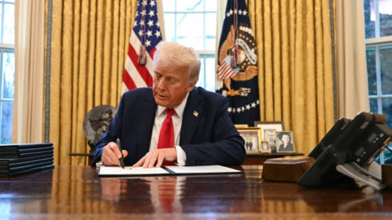 Trump assina decreto que aumenta preços de importações de Canadá, México e China