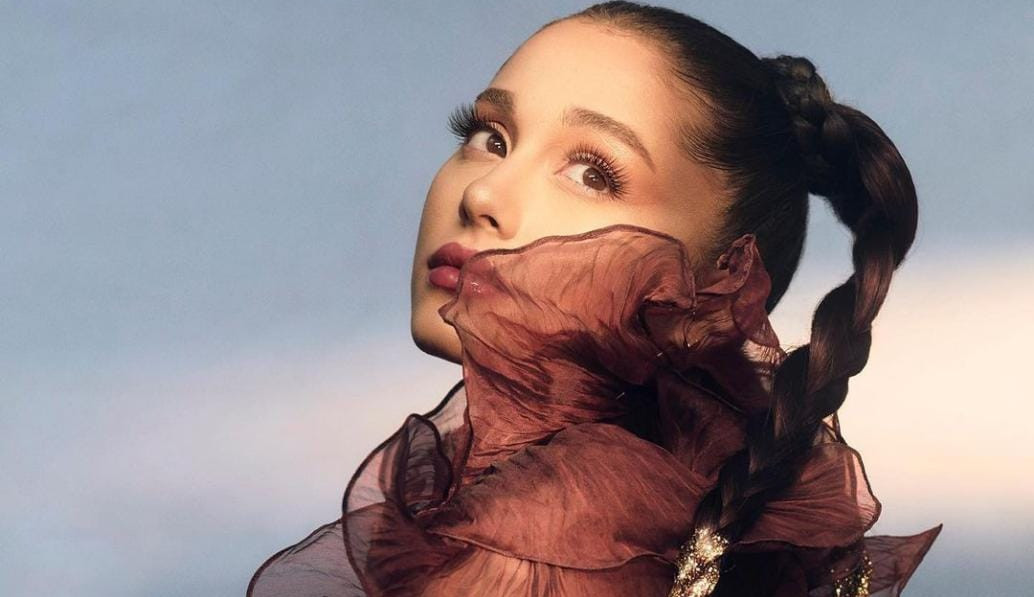 Ariana Grande, capa da nova edição da revista Allure, anuncia linha de cosméticos: R.E.M Beauty