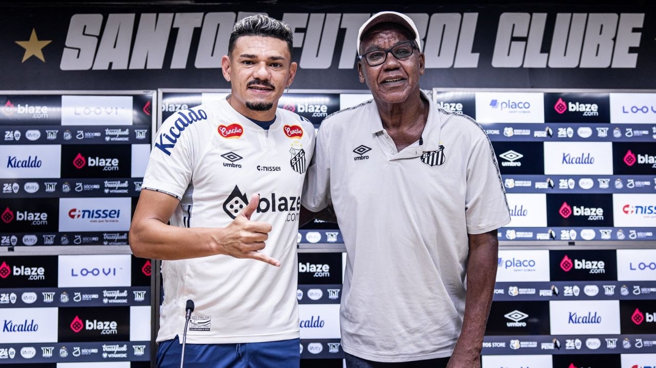 Tiquinho Soares é apresentado no Santos e celebra chance de atuar ao lado de Neymar