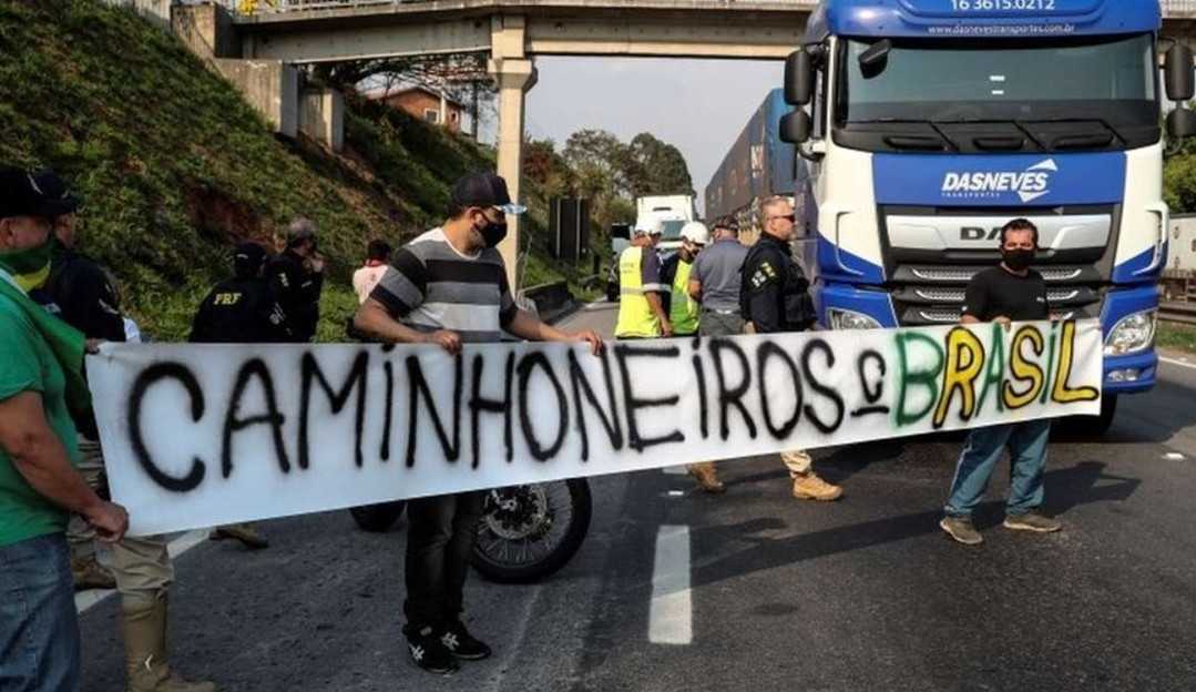 Caminhoneiros liberam o trânsito em Santa Catarina