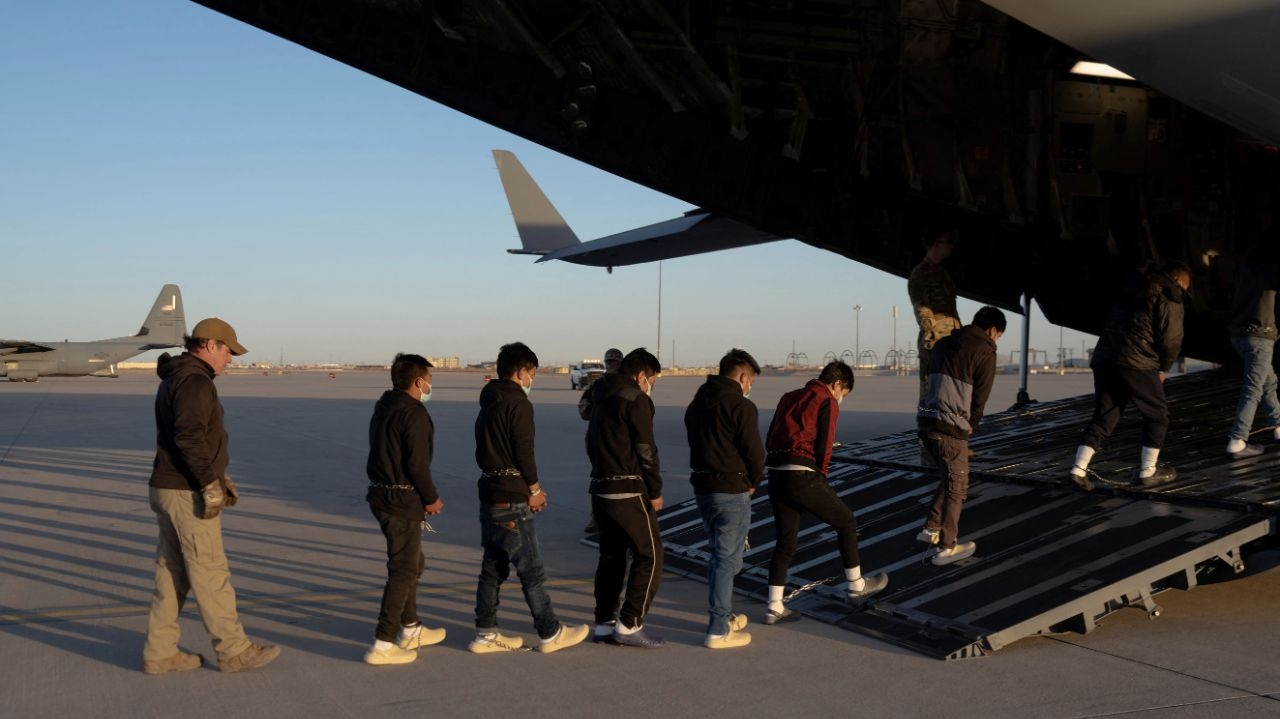 Estados Unidos deporta 104 imigrantes indianos em aeronaves militares