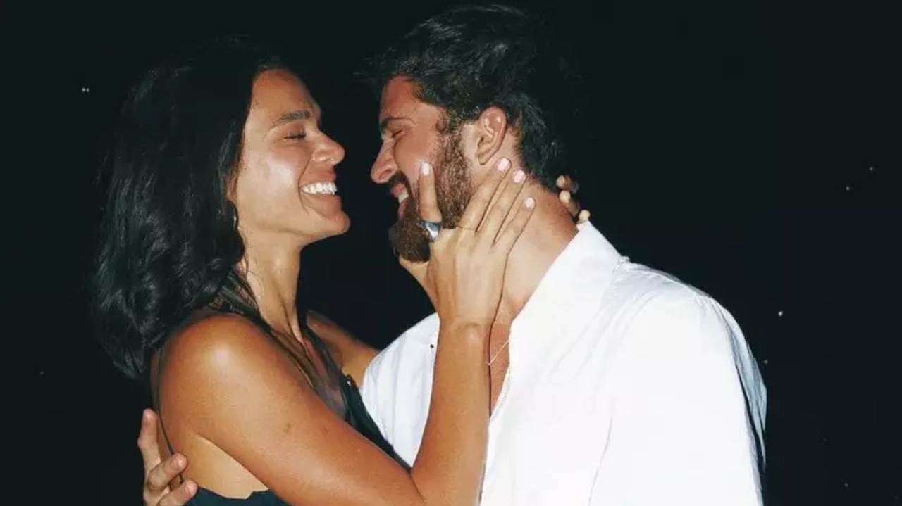 Bruna Marquezine utiliza vestido de luxo em festa de namorado