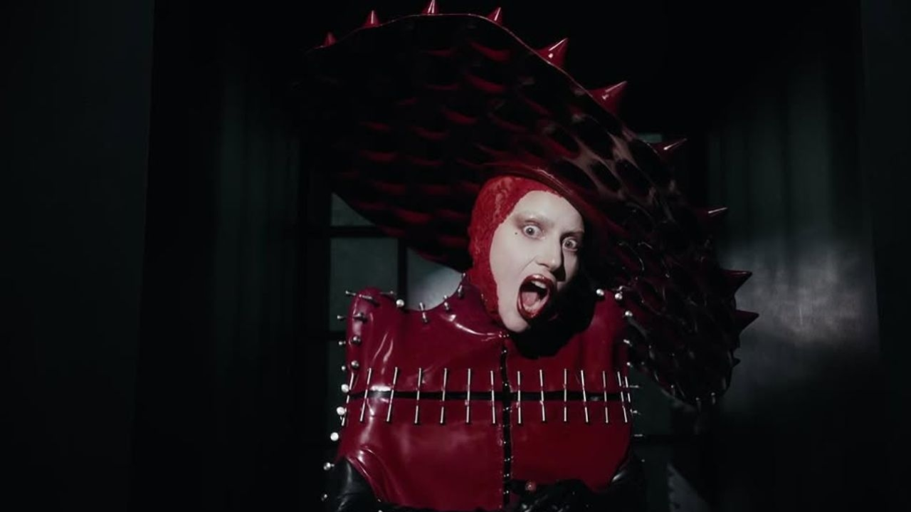 Lady Gaga se aventura na moda no clipe de “Abracadabra”
