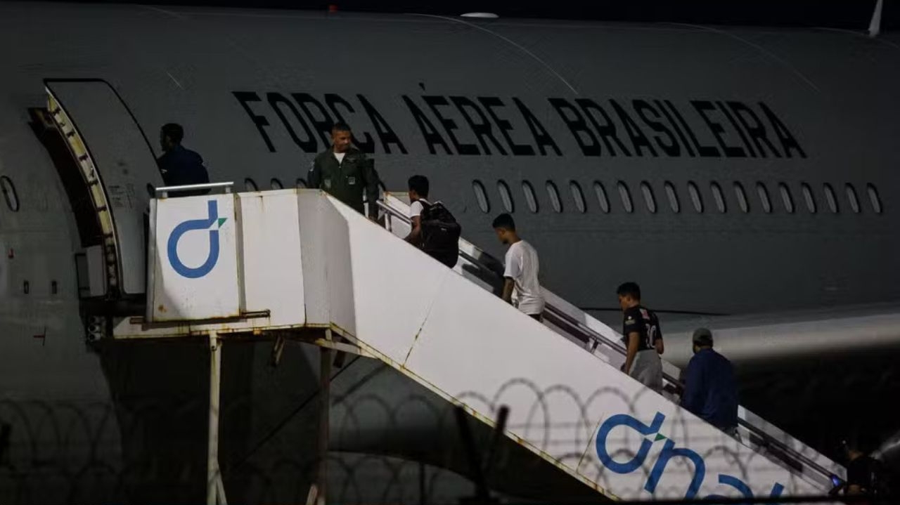 Brasileiros deportados dos EUA passam 12 horas sem alimentação