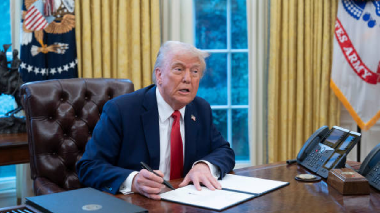 Trump assina decreto que corta verba para a África do Sul