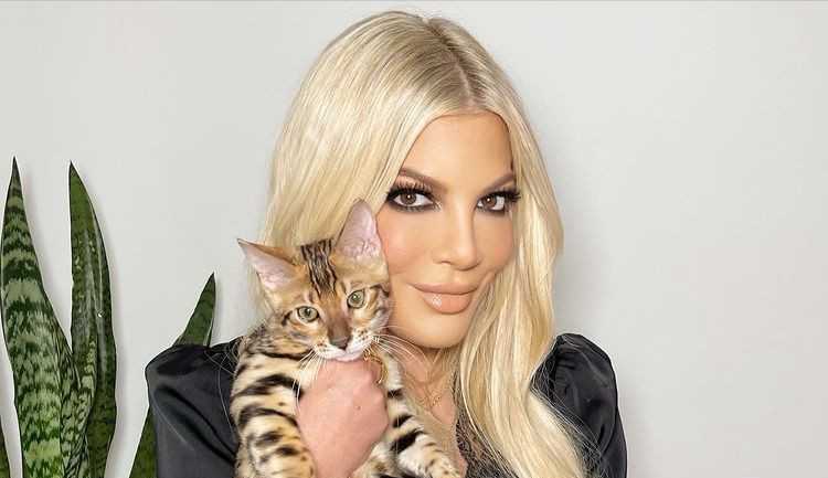 Após rumores e comparações com Khloé Kardashian, a atriz Tori Spelling fala seu segredo: “Tudo contorno”