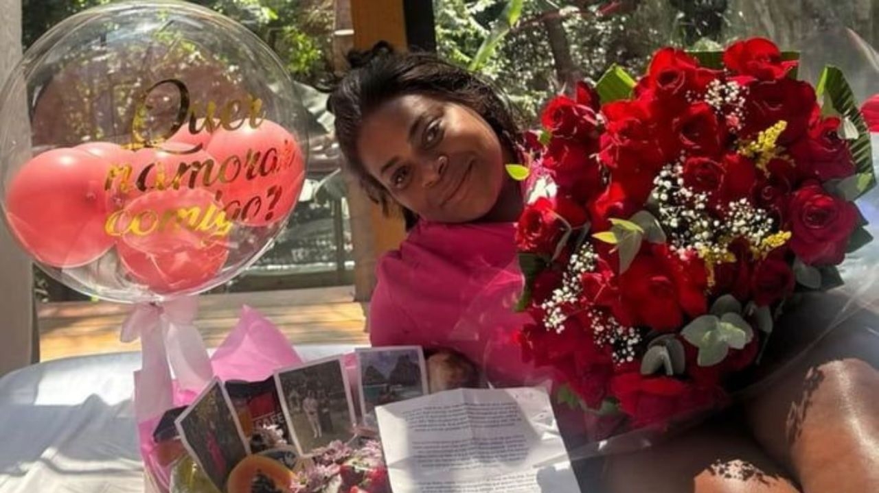 Jojo Toddynho recebe pedido de namoro romântico no dia de seu aniversário