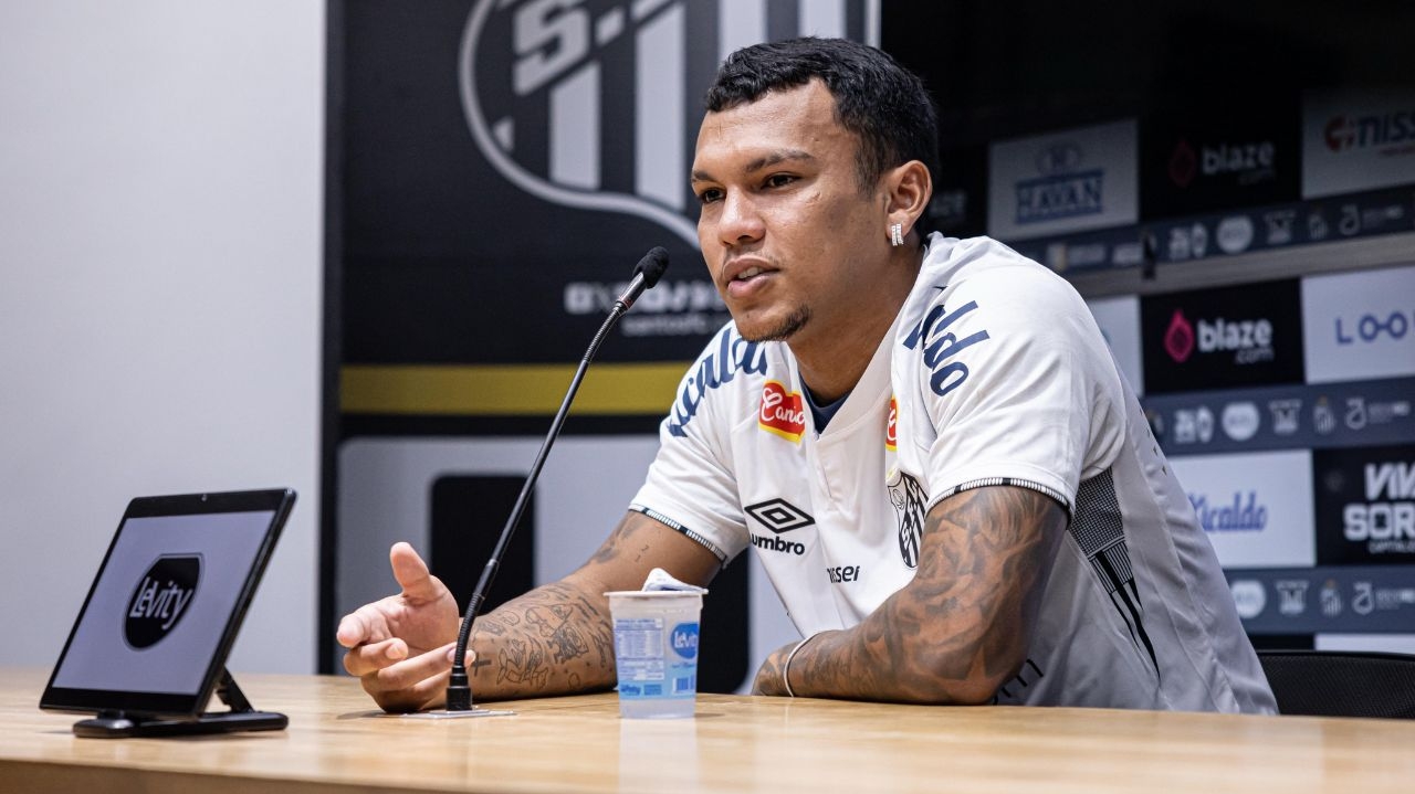 Gabriel Veron é apresentado no Santos e busca um recomeço na carreira