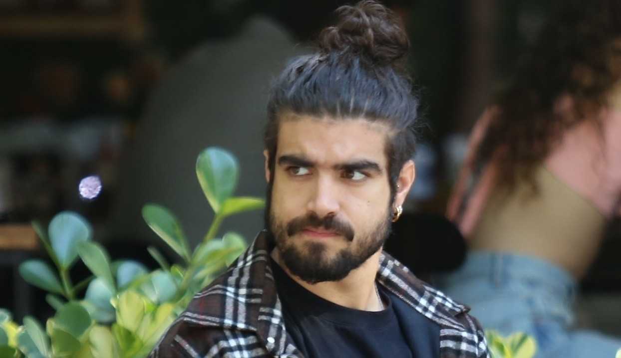 Após flagra com loira, Caio Castro desativa seu Instagram