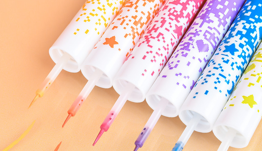 Ruby Rose apresenta nova coleção de delineadores coloridos