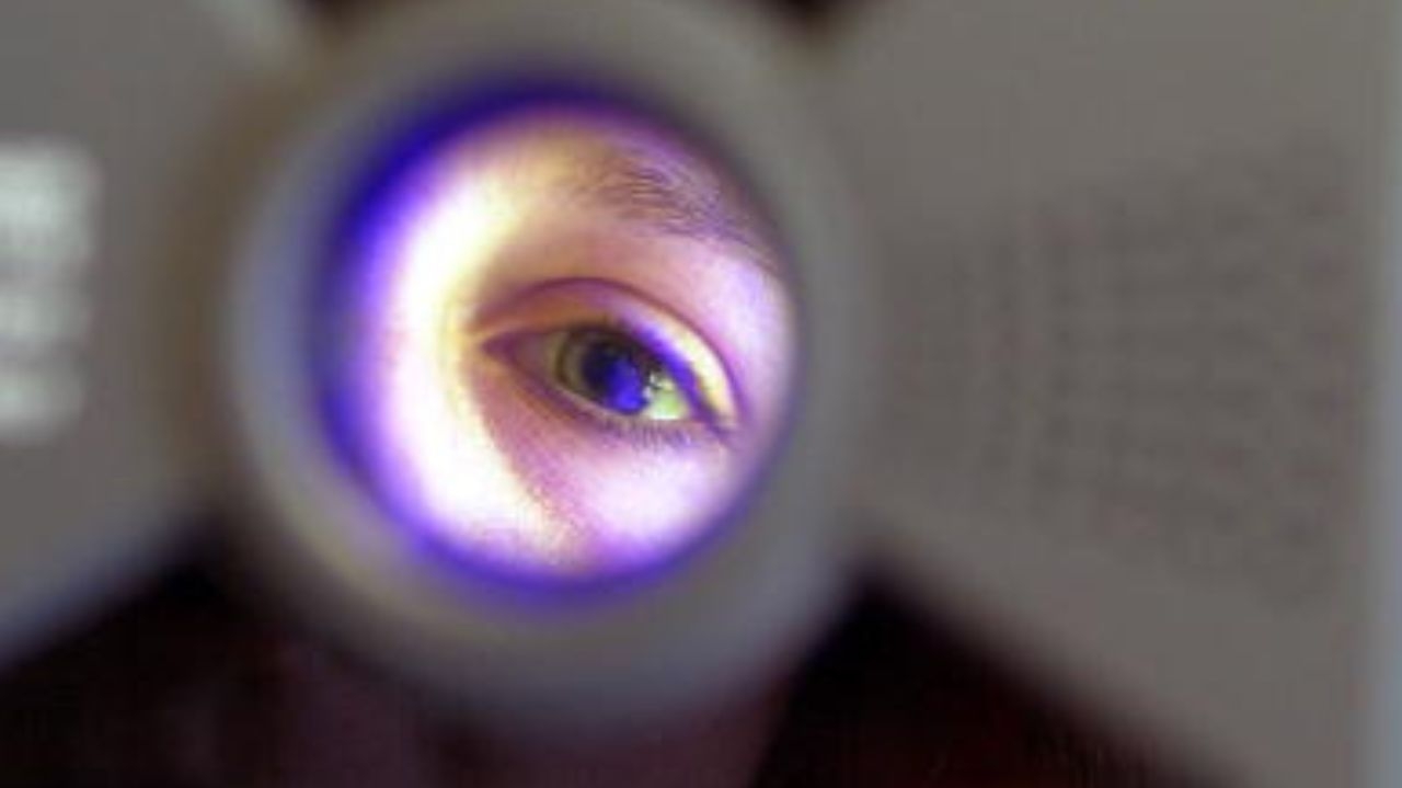 Brasileiros que escanearam a íris perdem acesso à conta e ao dinheiro