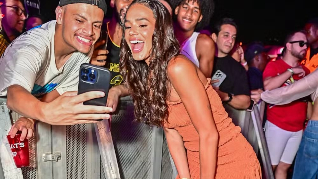 Braceletes queridinhos do momento são usados por Bruna Marquezine em show