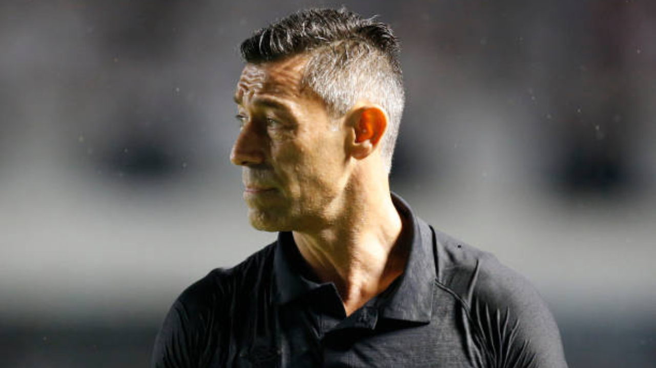 Situação de Pedro Caixinha se complica no Santos após três derrotas seguidas
