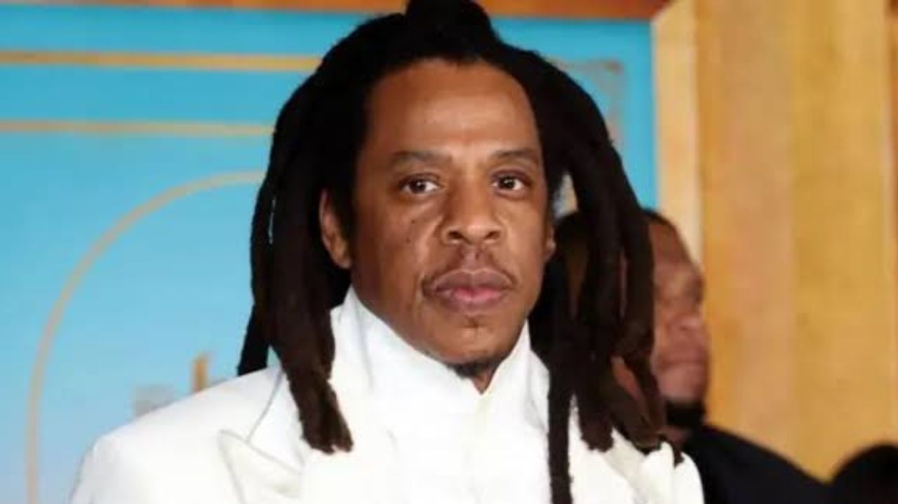 Jay-Z celebra arquivamento de acusação de crime sexual e critica sistema judiciário