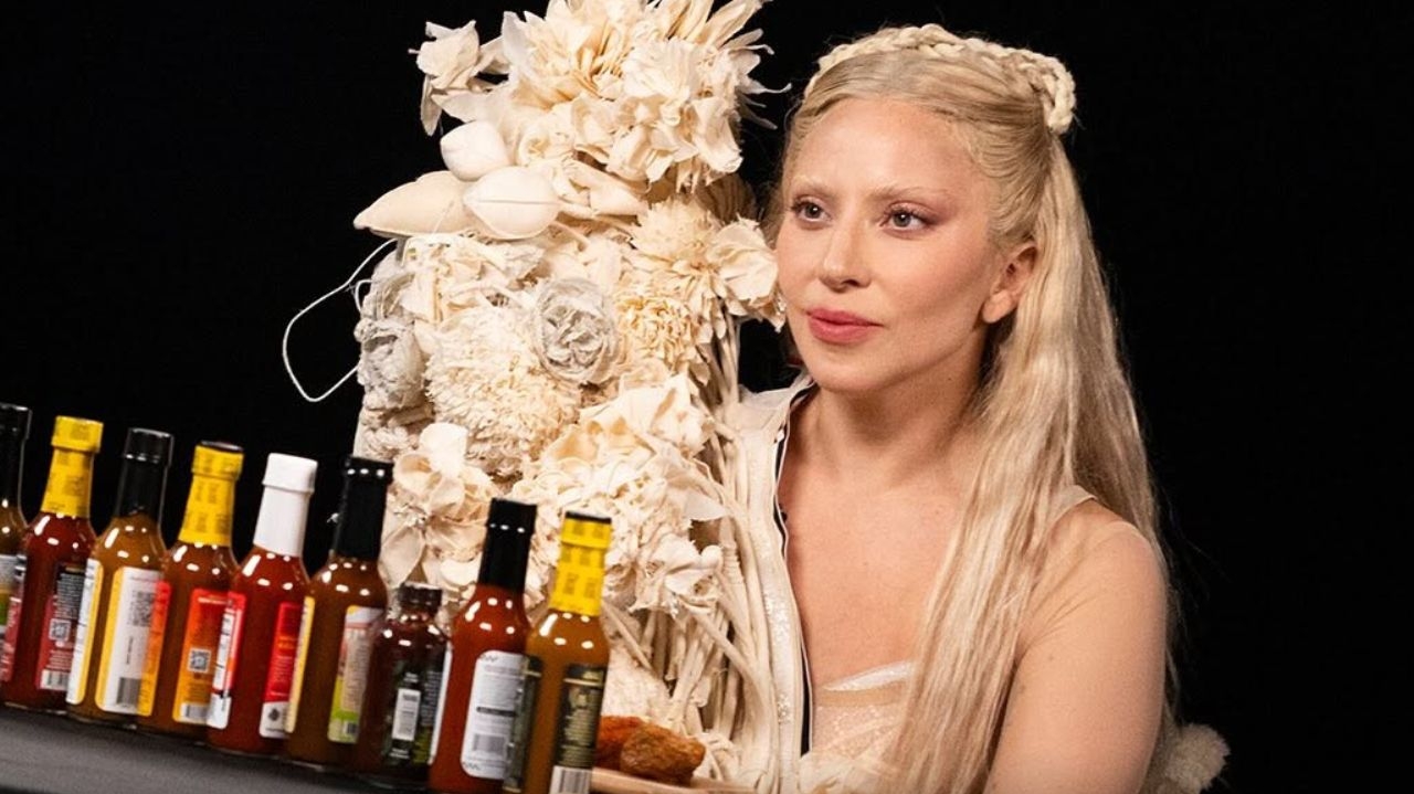 Lady Gaga aposta na alta-costura no programa “Hot Ones”
