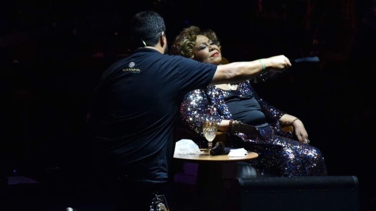 Alcione passa mal devido ao calor durante seu show em Recife