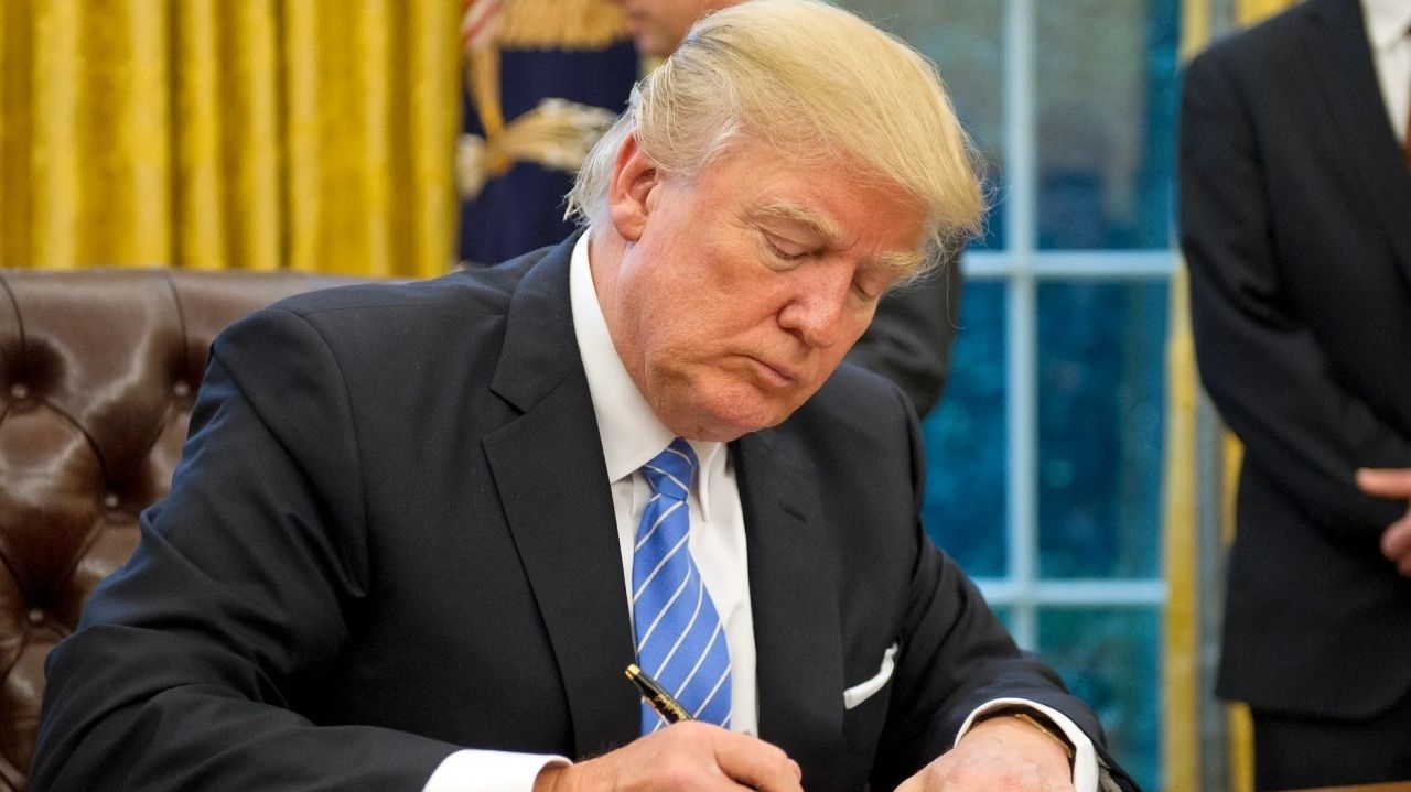 Trump assina decreto para barrar financiamento a escolas que exigem vacinação contra a Covid-19