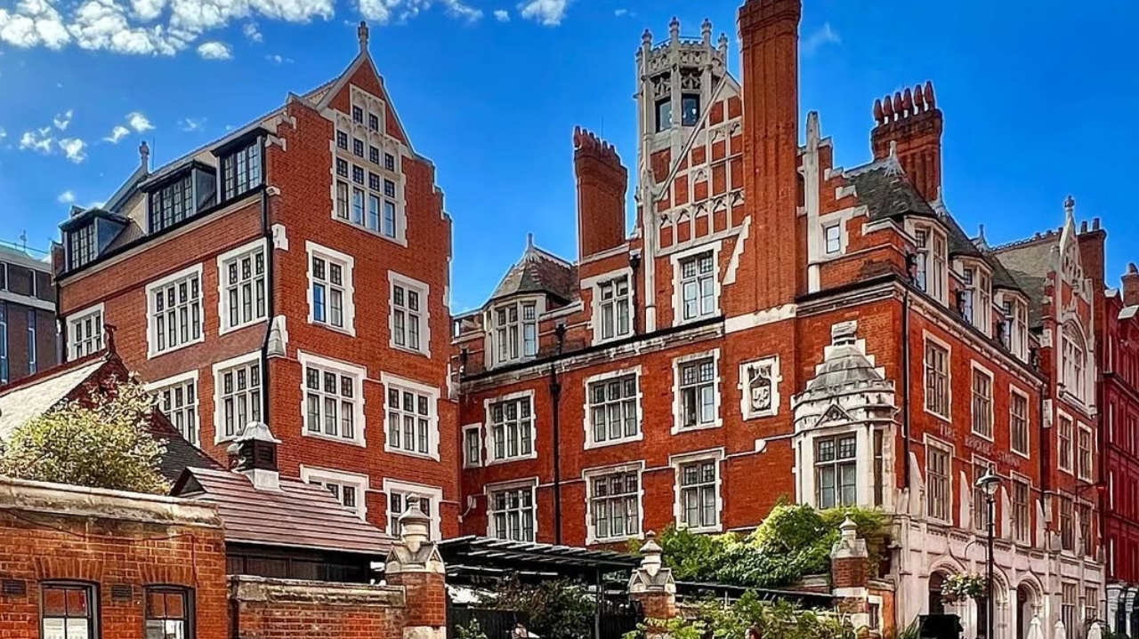 Hotel famoso de Londres é destruído por incêndio e mais de 100 pessoas são evacuadas as pressas