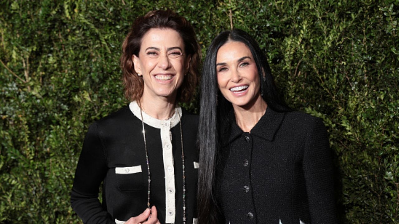 Fernanda Torres e Demi Moore aparecem juntas em evento pré-Bafta