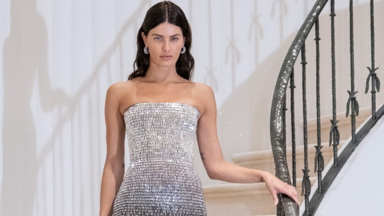 Ao som de piano clássico, Isabeli Fontana encerra desfile de Oscar de la Renta para coleção outono inverno 2026