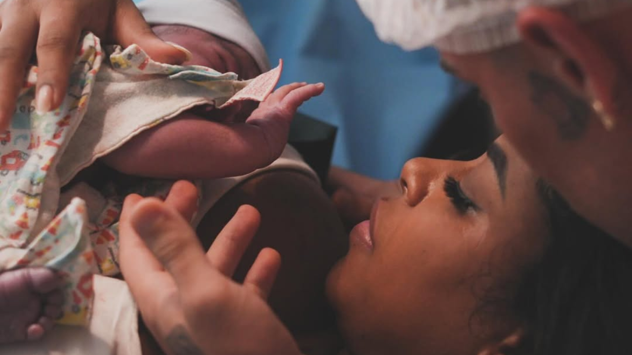 Lorena Maria dá à luz ao primeiro filho de Mc Daniel e fãs parabenizam chegada do bebê