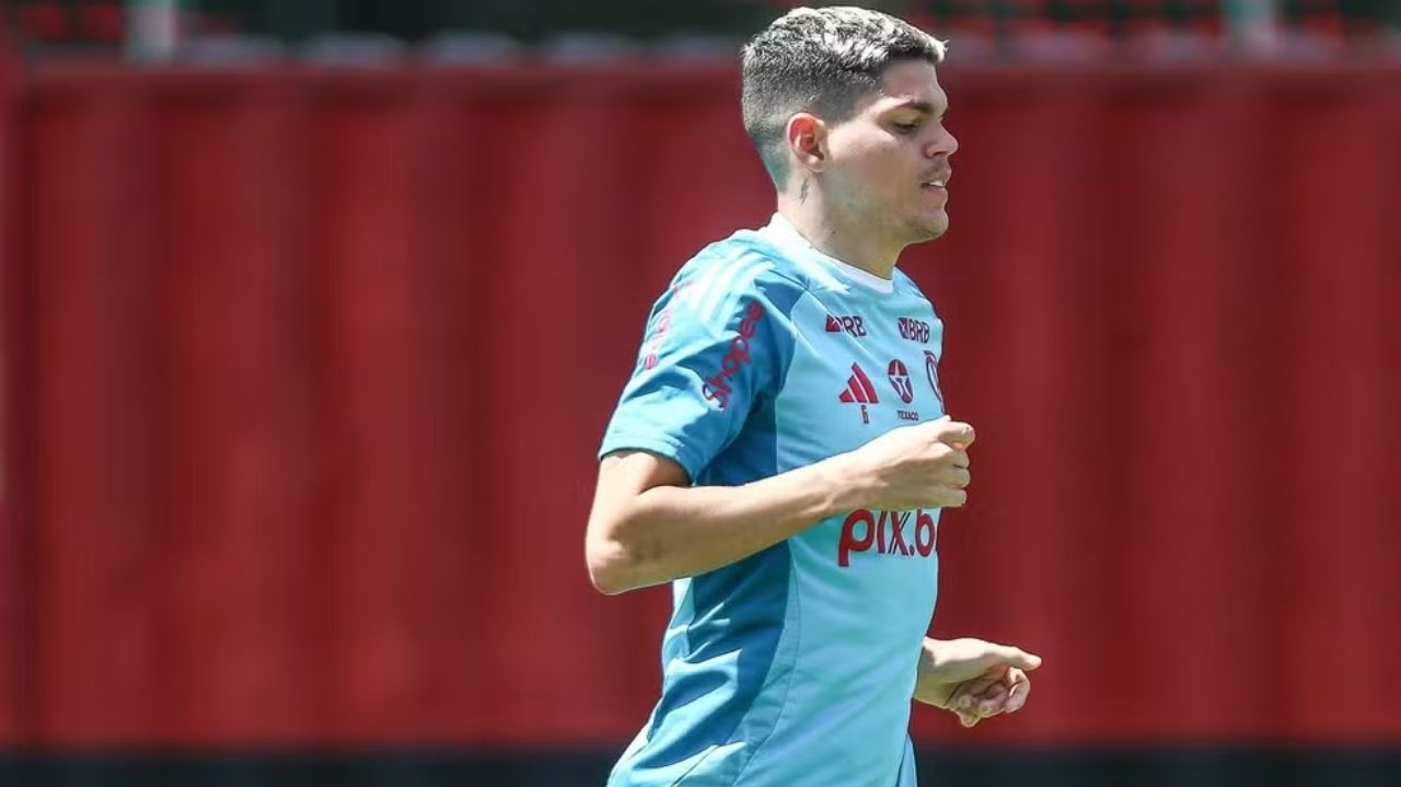 Ayrton Lucas volta a treinar com o grupo e deve voltar ao Flamengo