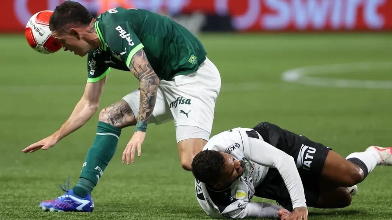 Palmeiras rebate movimento de jogadores pelo fim do gramado sintético