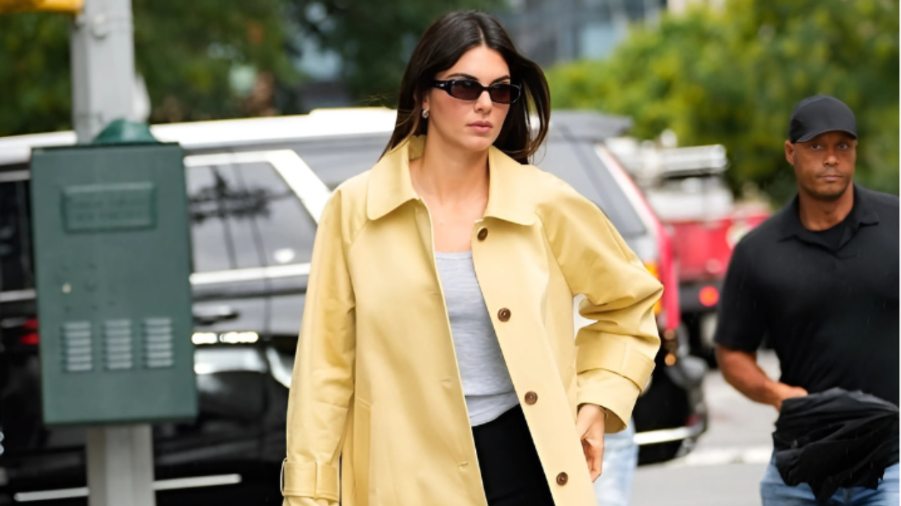 Trench coat volta a moda e promete ser tendência no ano de 2025