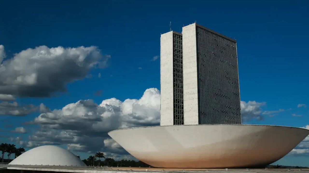 Câmara aprova projeto para criminalizar conteúdo sexual falso feito por IA