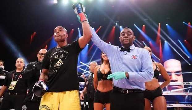 Spider! Aos 46 anos de idade, Anderson Silva nocauteia Tito Ortiz no 1º round em luta de boxe