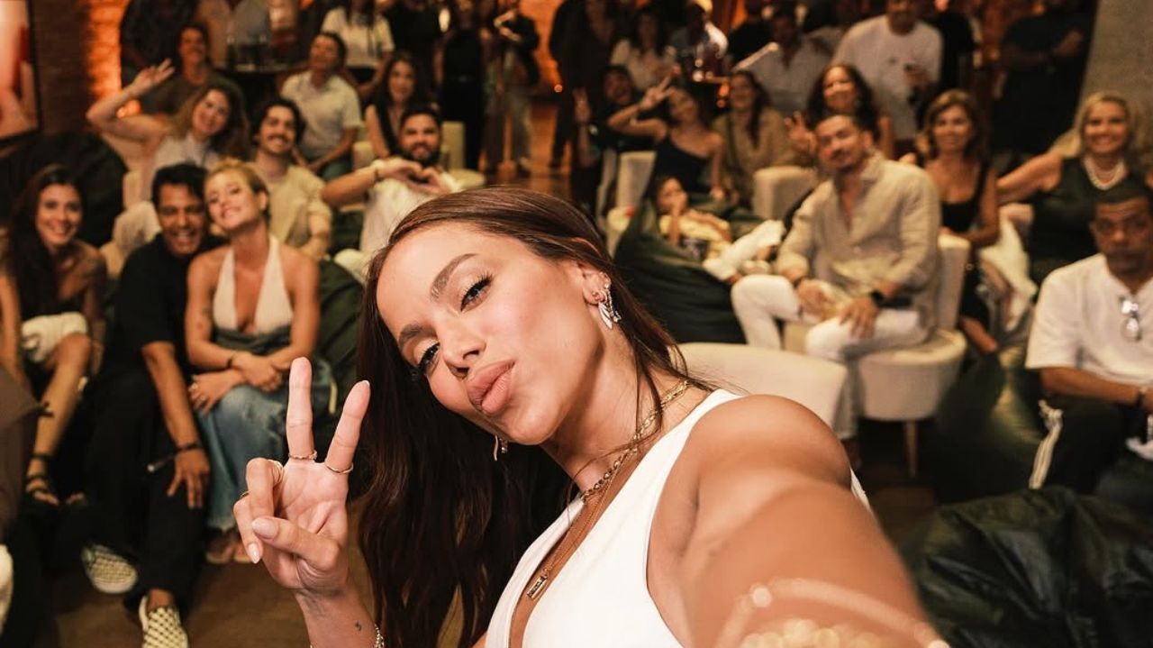 Amigos e familiares de Anitta se reúnem para prestigiar o documentário da cantora
