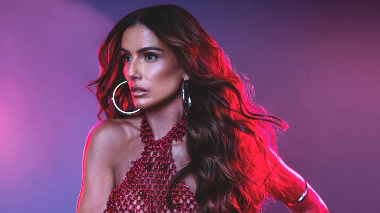 Debora Secco exibe um look carnavalesco luxuoso e deslumbrante