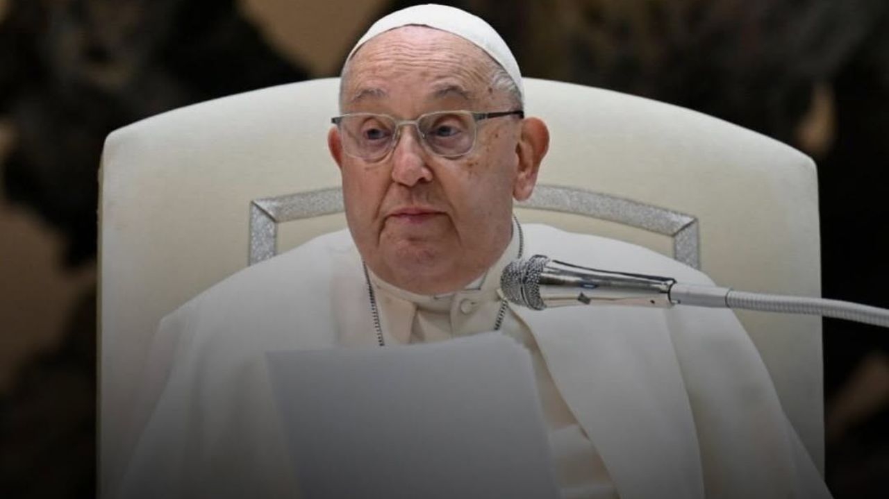 Ativista argentino tenta invadir quarto do Papa Francisco em hospital, mas é impedido