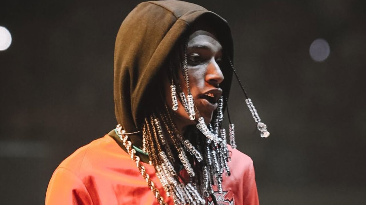 Rapper Oruam acolhe foragido da justiça e Polícia Civil solicita esclarecimentos