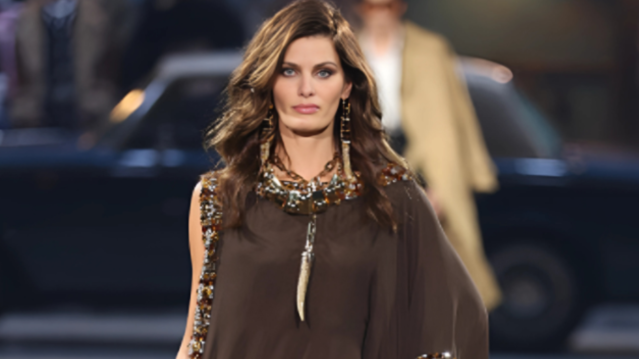 Isabeli Fontana participa de desfile na semana de moda de Milão