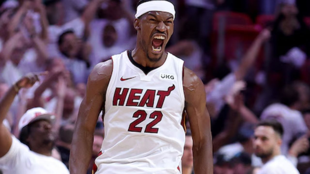 Jimmy Butler impulsiona Warriors e aproxima equipe da zona de classificação para os playoffs