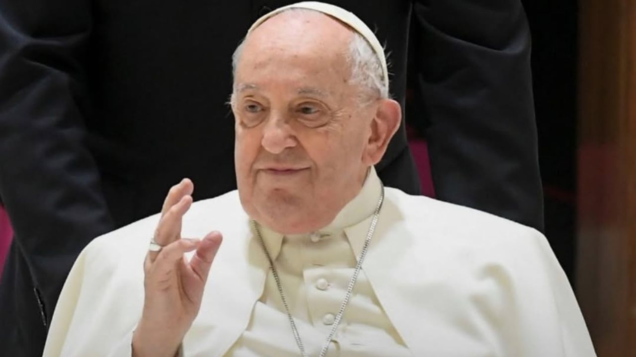 Saúde de Papa Francisco apresenta melhoras, mas estado segue crítico