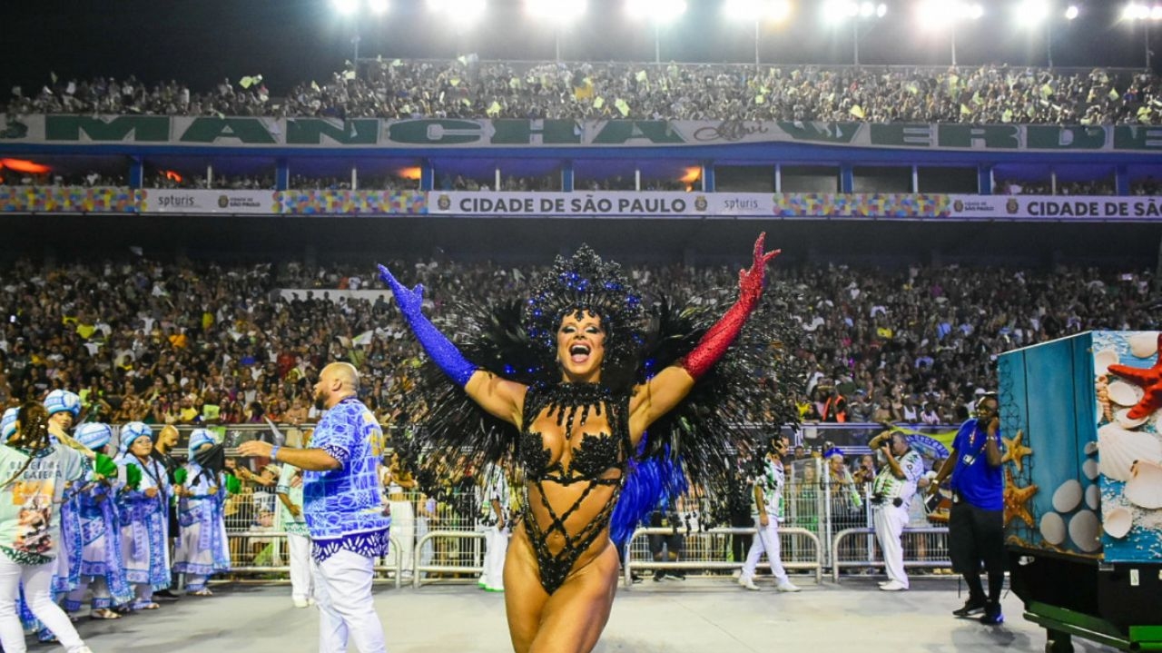 Viviane Araújo desfila com estilo como rainha da Mancha Verde no carnaval de SP 2025