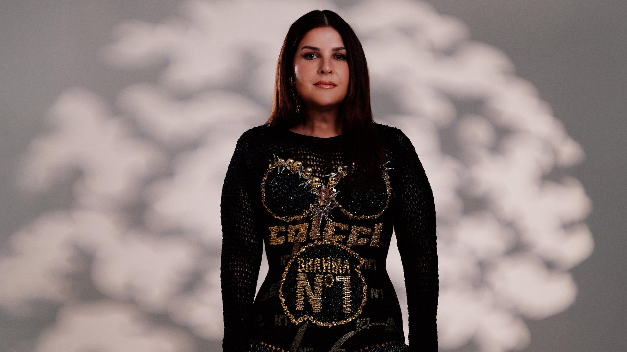 Com look assinado sob medida pelo designer carioca Victor Hugo Mattos, Ju Ferraz aposta em peças artesanais com pedras e miçangas no segundo dia Camarote N1