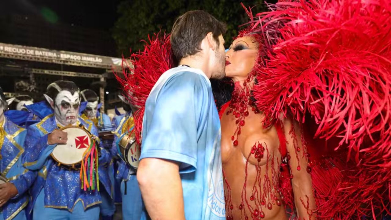 Sabrina Sato e Nicolas Prattes trocam beijos durante concentração de desfile, no Rio