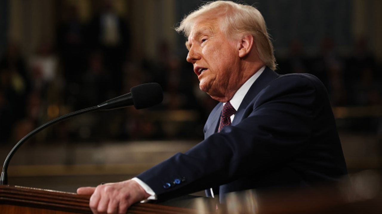 Democratas exibem cartazes e protestam contra Trump durante discurso no Congresso