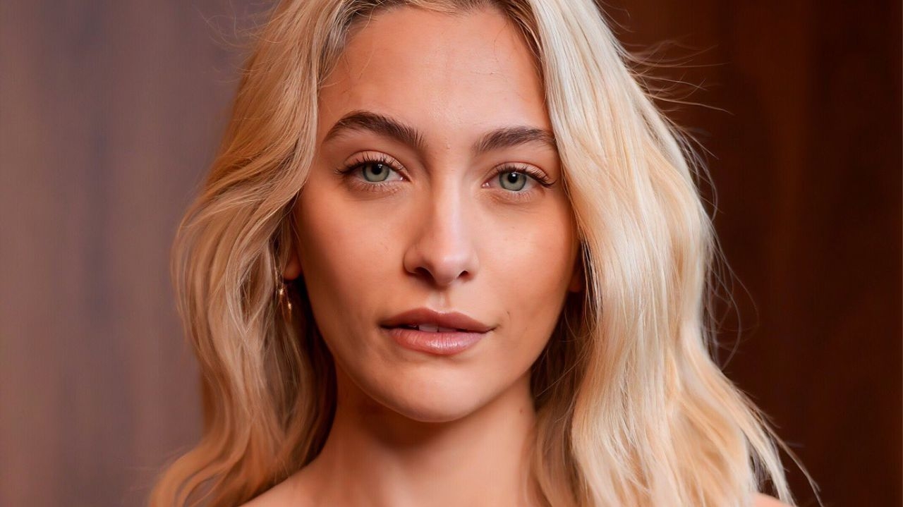 Usando um pretinho básico, Paris Jackson aparece na Semana de Moda de Paris