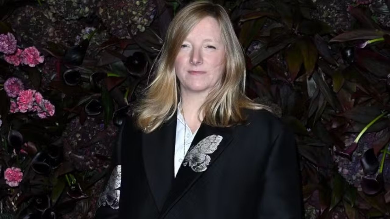Sarah Burton faz sua estreia com primeiro desfile na Givenchy