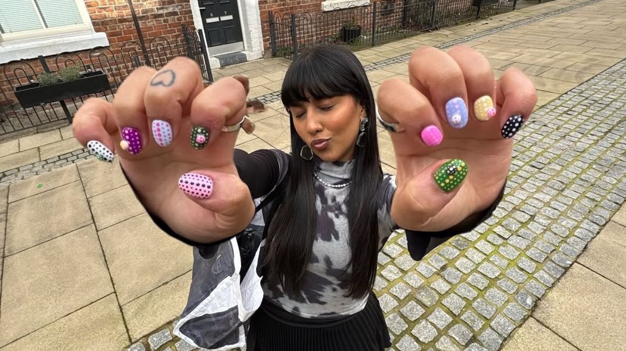 Estampa de poá vira tendência também nas unhas